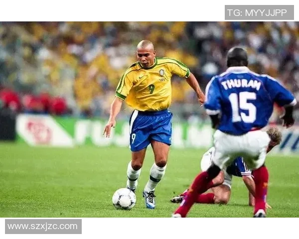 巴西足球传奇人物揭秘：那些年我们追逐的足球明星们