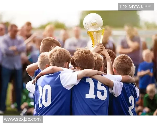 打群架足球的魅力与挑战探讨团队合作与个人能力的平衡 打群架足球的魅力与挑战探讨团队合作与个人能力的平衡