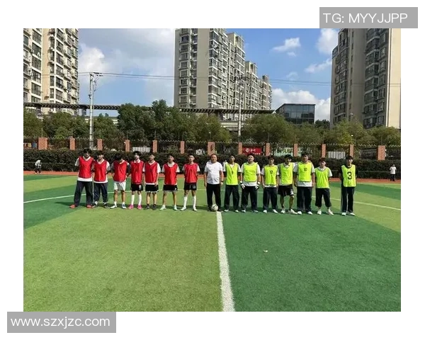 足球小袁的成长之路：从草地少年到绿茵场上的梦想追逐者